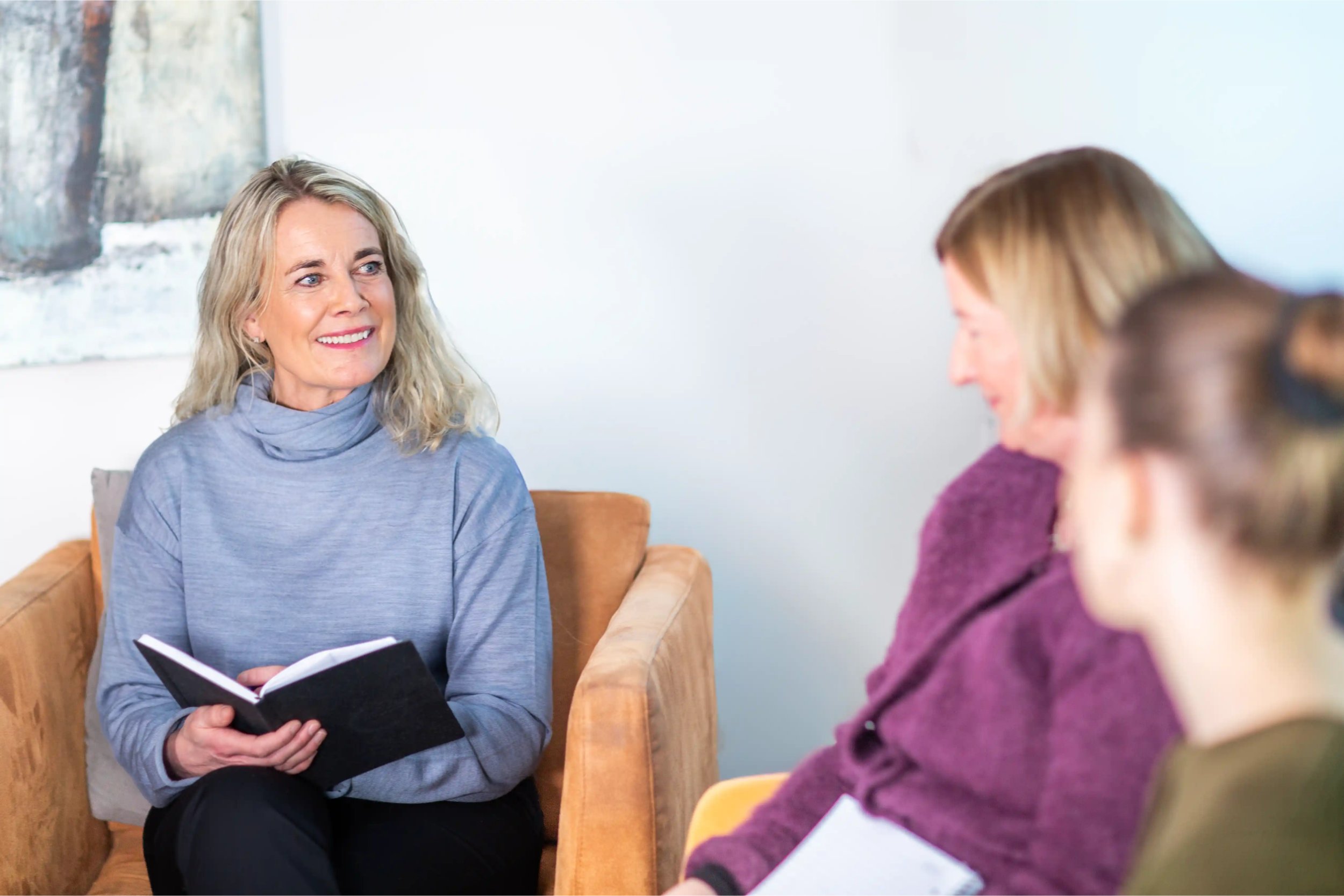 Kvinner i samtale i terapirom